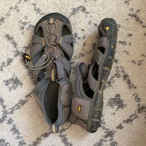 keen hiking shoes size 8